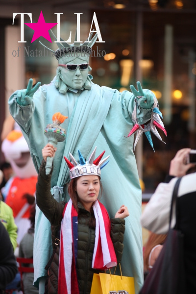 Готова фотографироваться с туристами даже Статуя Свободы! Таймс-сквер (Times Square)